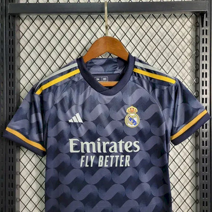 Kit reserva infantil do Real Madrid 2023/24