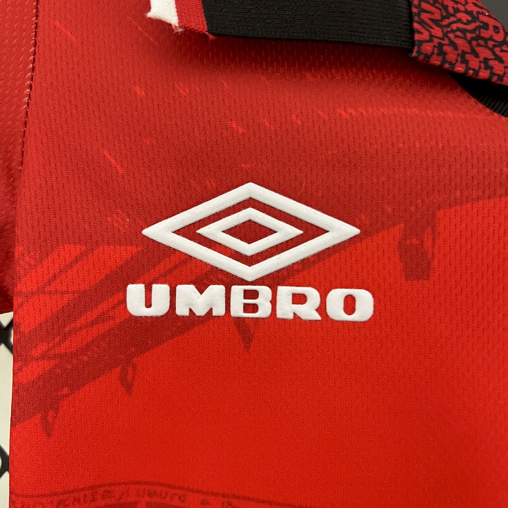 Camisa e shorts retrô infantil Manchester United 1994/96