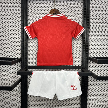 Dinamarca 2024/25 Euro Home Kit Infantil