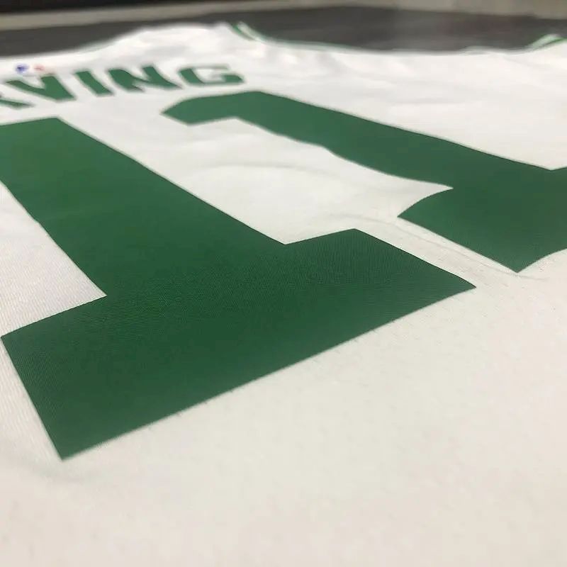 Camisa Kyrie Irving branca masculina versão jogador - edição associação