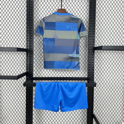Kit infantil de treino pré-jogo do Real Madrid 2025/26