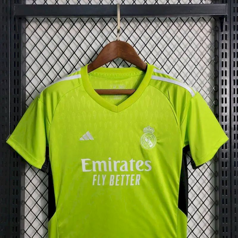 Kit de goleiro infantil verde do Real Madrid 2023/24