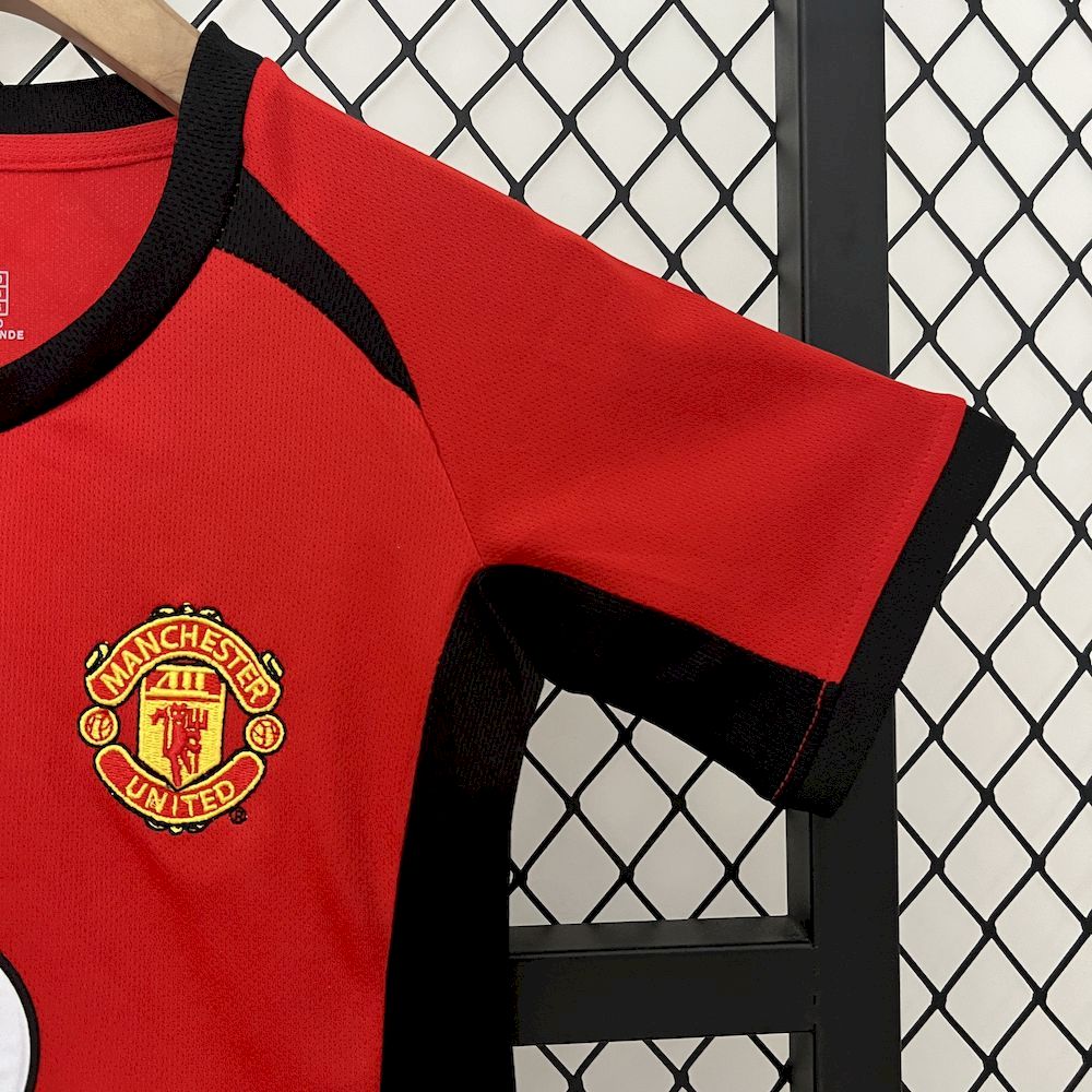 Camisa e shorts retrô infantil Manchester United 2002/04
