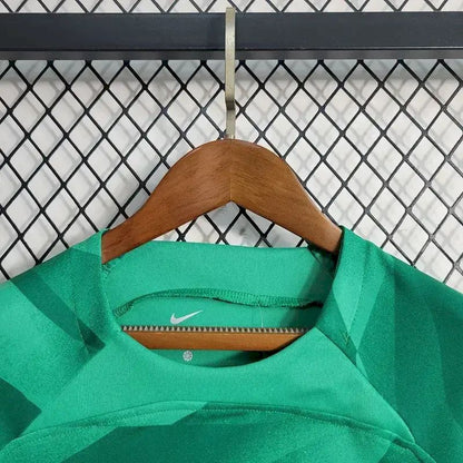Kit de goleiro infantil verde do Barcelona 2023/24