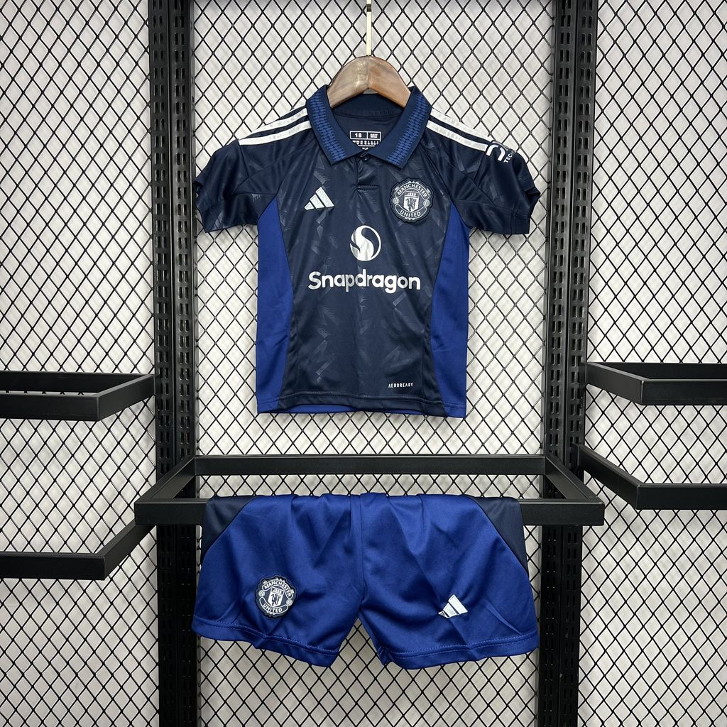 Kit reserva infantil do Manchester United 2024/25