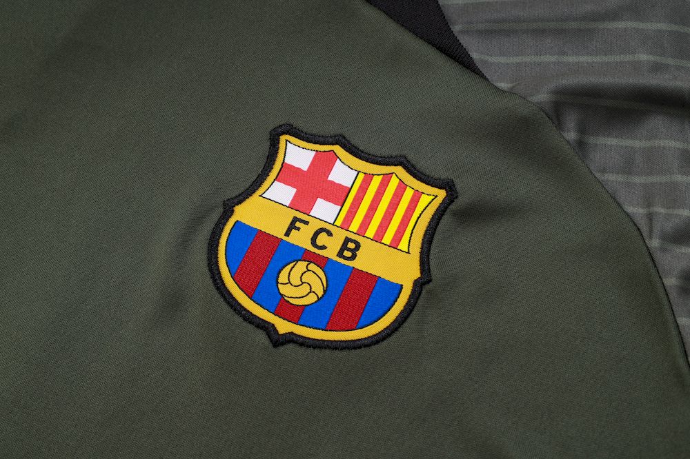 Camisa de treino adulto Barcelona 2023/24 + short 815