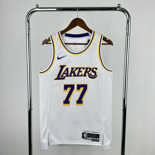 Edição da Associação Los Angeles Lakers 2023/24 DONCIC#77