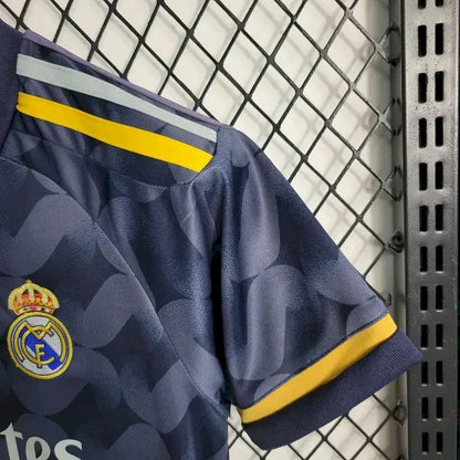 Kit reserva infantil do Real Madrid 2023/24