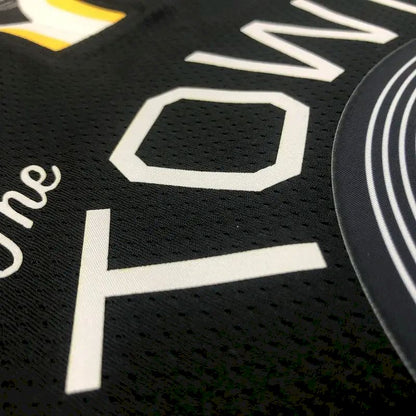 Camisa masculina Stephen Curry com decote em V preta versão jogador – Edição Statement