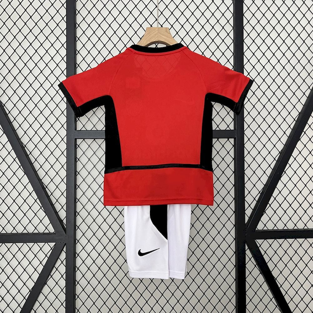 Camisa e shorts retrô infantil Manchester United 2002/04