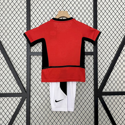 Camisa e shorts retrô infantil Manchester United 2002/04