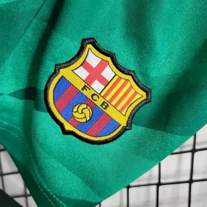 Kit de goleiro infantil verde do Barcelona 2023/24