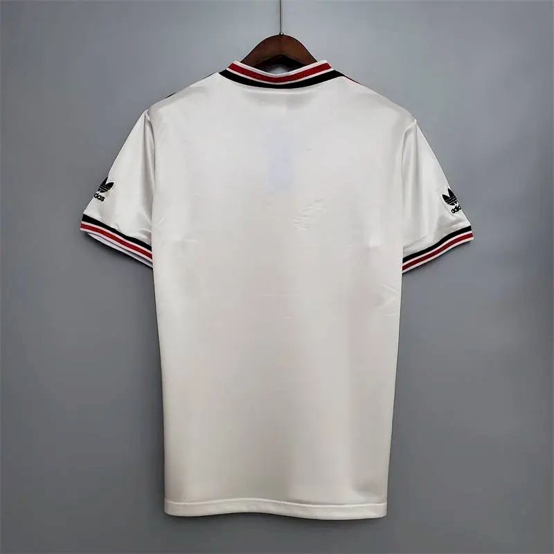 Camisa branca retrô do Manchester United de 1985