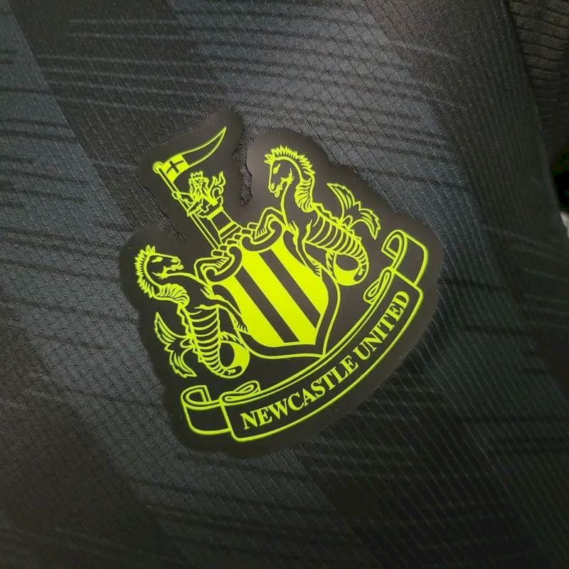 Camisa pré-jogo do Newcastle United 2023/24, versão do jogador