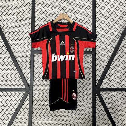 Camisa e shorts retrô infantil do AC Milan 2006/07