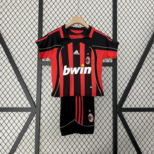 Camisa e shorts retrô infantil do AC Milan 2006/07