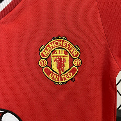 Camisa e shorts retrô infantil Manchester United 2000/02