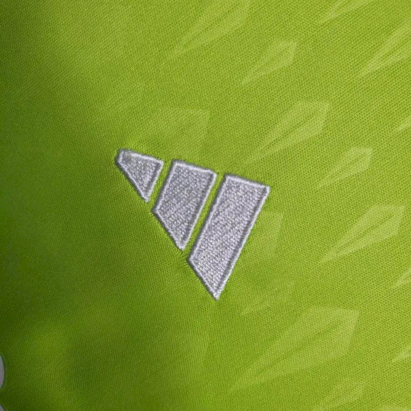 Kit de goleiro infantil verde do Real Madrid 2023/24