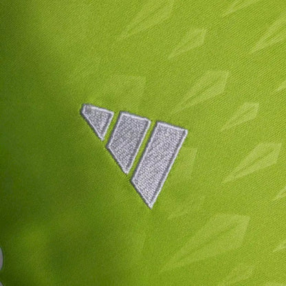 Kit de goleiro infantil verde do Real Madrid 2023/24