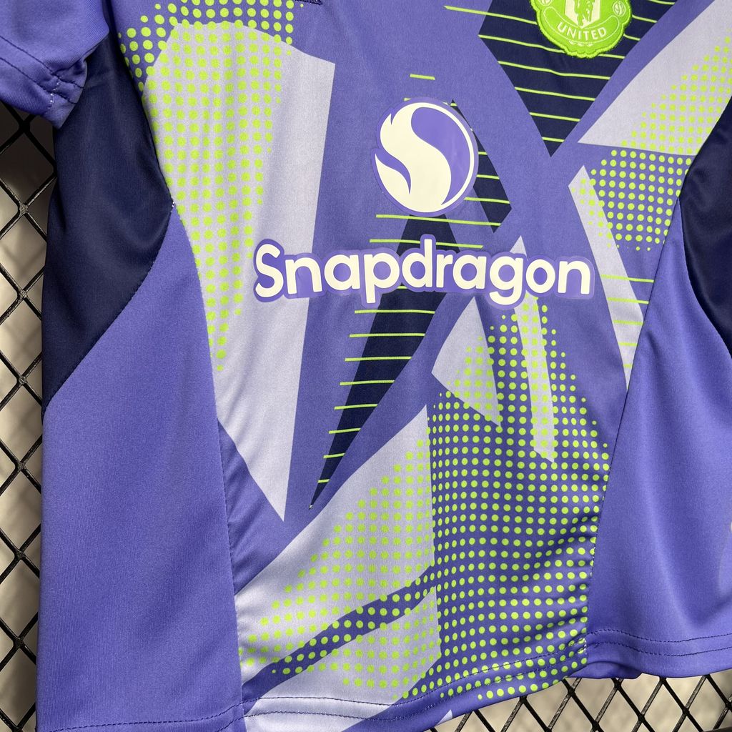 Kit de goleiro infantil do Manchester United 2024/25