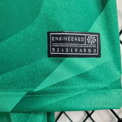 Kit de goleiro infantil verde do Barcelona 2023/24