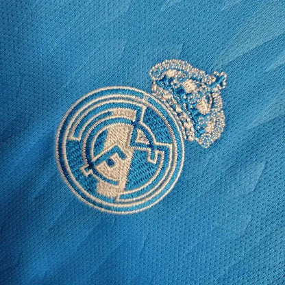 Kit de goleiro infantil azul do Real Madrid 2023/24