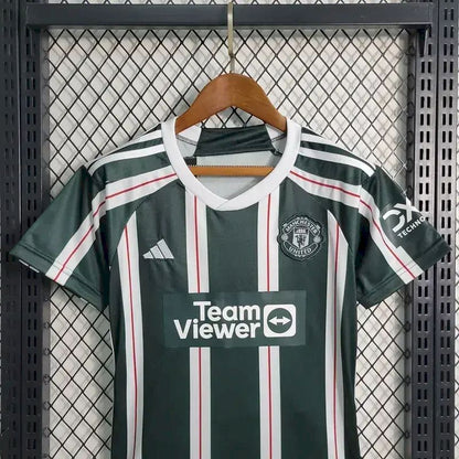 Kit reserva infantil do Manchester United 2023/24