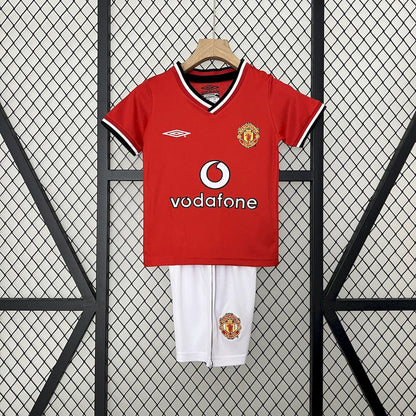 Camisa e shorts retrô infantil Manchester United 2000/02
