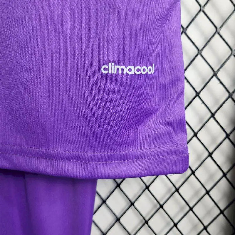 Camisa e shorts retrô infantil do Real Madrid 1998/00