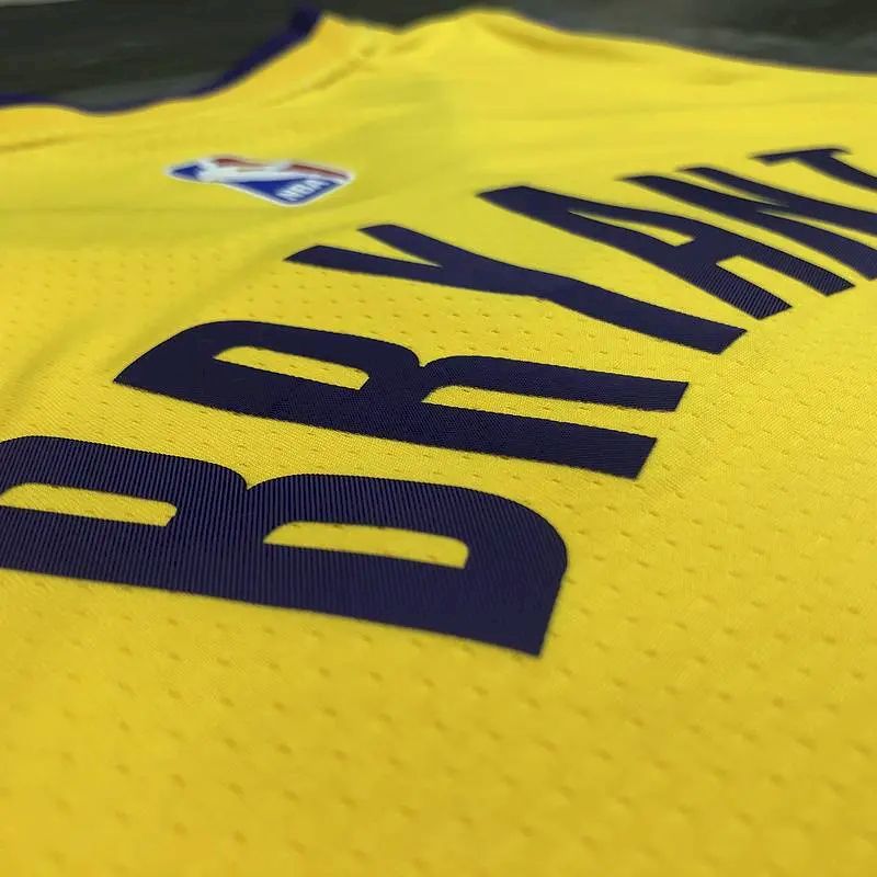 Camisa amarela masculina Kobe Bryant versão jogador – Edição clássica retrô