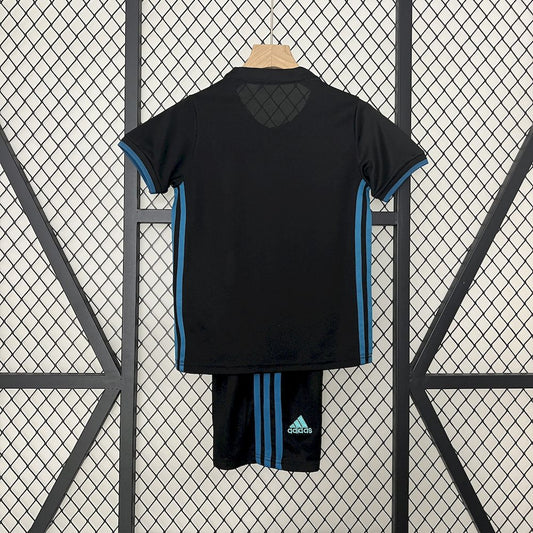 Camisa e shorts retrô infantil do Real Madrid 2017/18