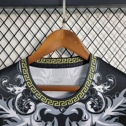 Camisa Itália 2023/24 Versace Co-Branded Edition Preta