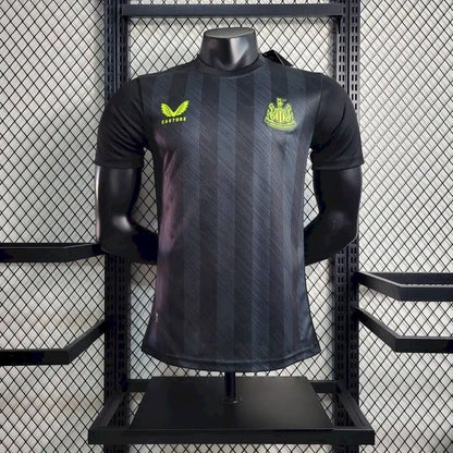 Camisa pré-jogo do Newcastle United 2023/24, versão do jogador