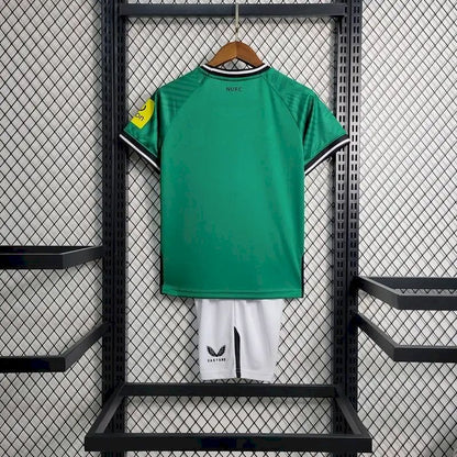 Kit reserva infantil do Newcastle United 2023/24