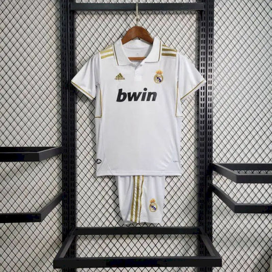 Camisa e shorts retrô infantil do Real Madrid 2011/12