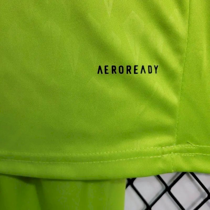 Kit de goleiro infantil verde do Real Madrid 2023/24