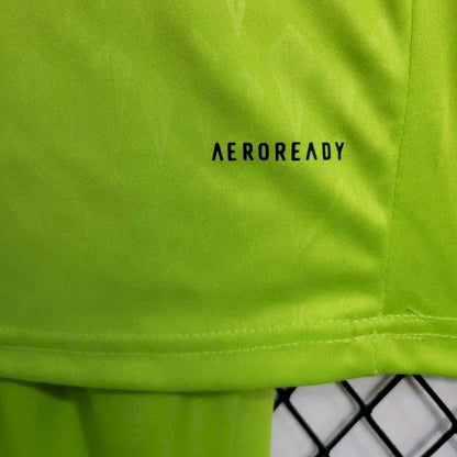 Kit de goleiro infantil verde do Real Madrid 2023/24