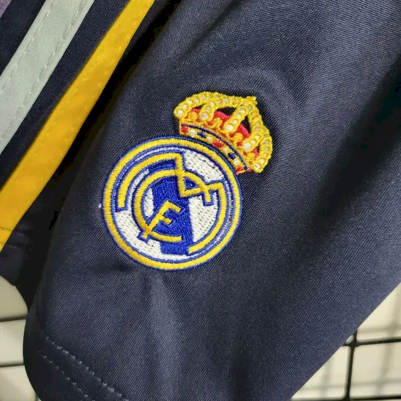 Kit reserva infantil do Real Madrid 2023/24