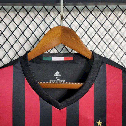 Camisa retrô titular do AC Milan 2016/17