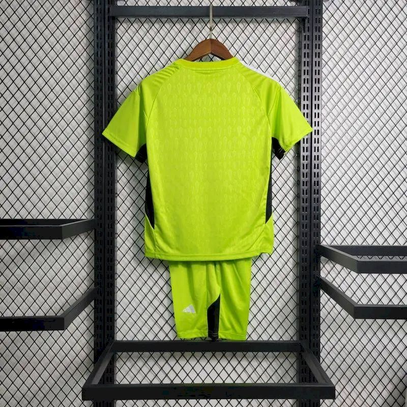 Kit de goleiro infantil verde do Real Madrid 2023/24