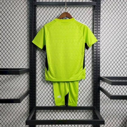 Kit de goleiro infantil verde do Real Madrid 2023/24