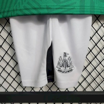 Kit reserva infantil do Newcastle United 2023/24