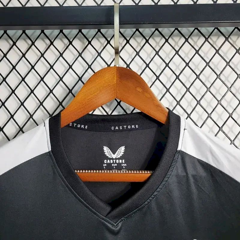 Camisa de treino pré-jogo do Newcastle United 2023/24