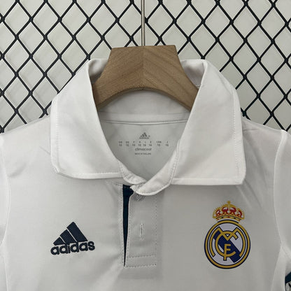 Camisa e shorts retrô infantil do Real Madrid 2016/17
