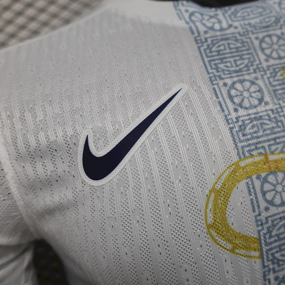 Camisa Tottenham Hotspur 2025/26 Edição Cobra Ouro Branco Versão Jogador