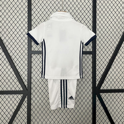 Camisa e shorts retrô infantil do Real Madrid 2016/17