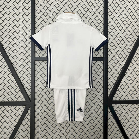Camisa e shorts retrô infantil do Real Madrid 2016/17