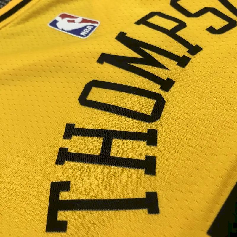 Camisa Klay Thompson com gola V amarela versão jogador masculina – Edição Statement