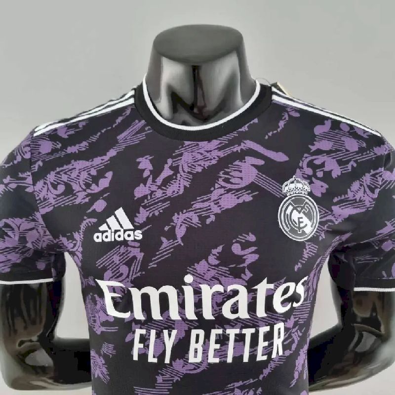 Camisa pré-jogo do Real Madrid 2022/23, versão jogador