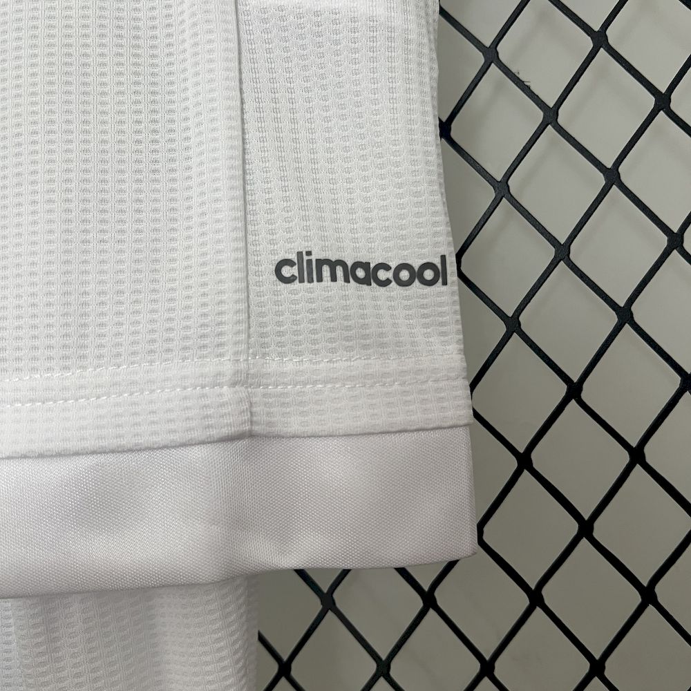 Camisa e shorts retrô infantil do Real Madrid 2015/16